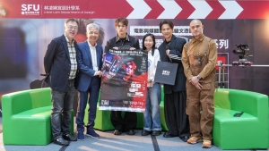 聖方濟各大學校長張仁良教授向嘉賓致送紀念品。