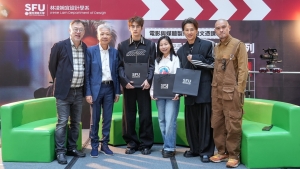 聖方濟各大學校長張仁良教授向嘉賓致送紀念品。