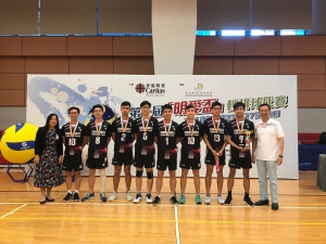 Dr. Kim Mak (President of CIHE & CBCC) and Dr. Anna Ng (Director of Student Affairs) presented the trophy and medals to the Boys Team.