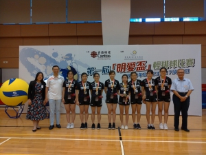 Dr. Kim Mak (President of CIHE & CBCC) and Dr. Anna Ng (Director of Student Affairs) presented the trophy and medals to the Girls Team.