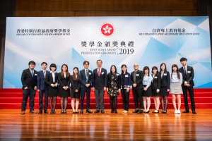 Dr. Kim Mak (President), Mr. Manhoe Chan (Vice-President), Dr. Anna Ng (Director of Student Affairs), Dr. Margaret Pau (Assistant Professor of Health Sciences), and CIHE awardee representatives.