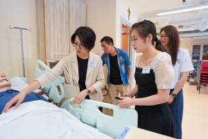 Students and teachers from the Bachelor of Sciences (Hons) in Physiotherapy programme introduced the laboratory facilities to the guests. 