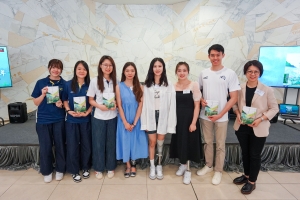 Three Wenchuan earthquake survivors shared a photo session with students of Bachelor of Sciences (Hons) in Physiotherapy and Dr Tiffany CHOI, Deputy Programme Leader of the programme