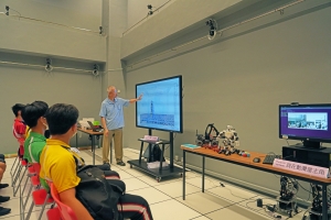 Prof Anthony CHAN giving lectures to the participants in explaining the development of the AI Industry. 