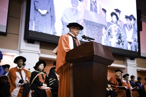 Dr Denis CHANG delivered an occasional address at the ceremony that SFU's vision and mission not only focus on nurturing professionals but also emphasize moral and character education, hoping that graduates can develop a positive outlook on life and c