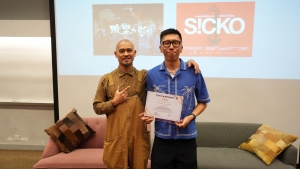 設計學系系主任林仲強先生向校友尹子香導演致送感謝狀。