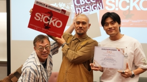 電影與媒體製作高級文憑課程主任陳樹幟先生及設計學系系主任林仲強先生向黃溢濠先生致送感謝狀。