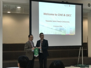 President Mak thanked the delegation for visiting CIHE and presented souvenir to Principal Lam (Tung Chung Catholic School).