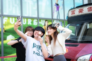 With the Mid-Autumn Festival approaching, Saint Francis University (SFU) specially arranged the distribution of mooncakes and soft-serve ice-cream on 3 October to spread the festive joy on campus.